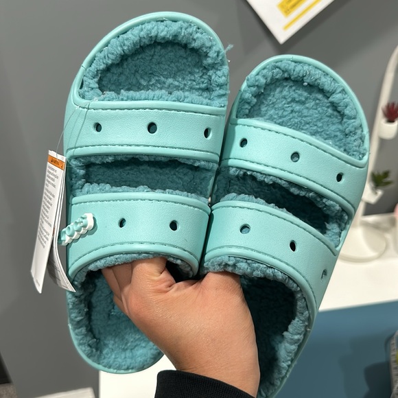 Crocs Fuzzy Slippers Teal color size W 7/ M 5 - Picture 5 of 6
